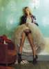 Poster - Kate Moss într-o fustă lângă perete, 60 x 90 см, Poster înrămat, Persoane Celebre