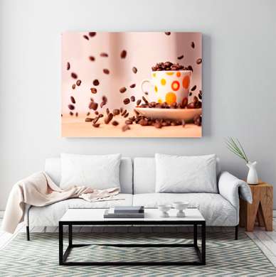 Poster - O cană de cafea cu boabe de cafea zburătoare, 90 x 60 см, Poster înrămat, Alimente și Băuturi