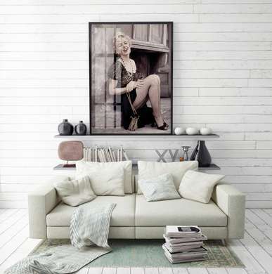 Poster - Portretul lui Marilyn Monroe lângă un perete, 60 x 90 см, Poster înrămat, Persoane Celebre