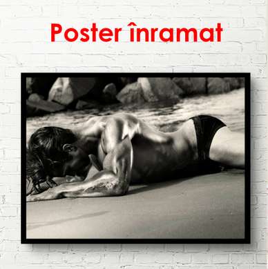 Постер - Мужчина на пляже на песке, 90 x 60 см, Постер в раме, Черно Белые