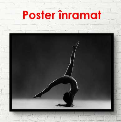 Poster - Yoga pe un fundal gri de perete, 90 x 60 см, Poster înrămat