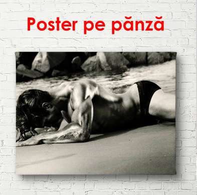 Poster - Omul pe plajă în nisip, 90 x 60 см, Poster înrămat, Alb Negru
