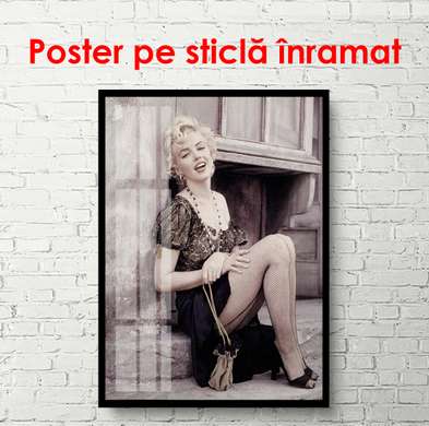 Poster - Portretul lui Marilyn Monroe lângă un perete, 60 x 90 см, Poster înrămat, Persoane Celebre