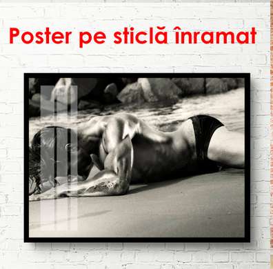 Постер - Мужчина на пляже на песке, 90 x 60 см, Постер в раме, Черно Белые