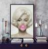 Poster - Marilyn Monroe cu о gumă de mestecat roz, 60 x 90 см, Poster înrămat, Persoane Celebre