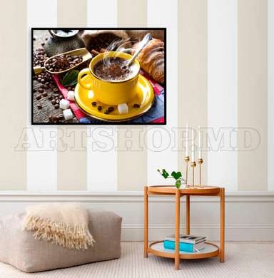 Poster - Paharul galben cu cafea pe o masă cu boabe de cafea, 90 x 60 см, Poster inramat pe sticla, Alimente și Băuturi