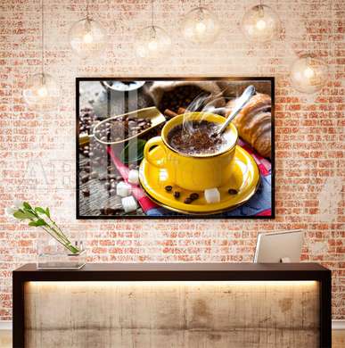 Poster - Paharul galben cu cafea pe o masă cu boabe de cafea, 90 x 60 см, Poster înrămat, Alimente și Băuturi