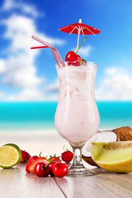 Poster - Smoothie de căpșuni pe un fundal de plajă cu cer albastru, 45 x 90 см, Poster înrămat, Alimente și Băuturi