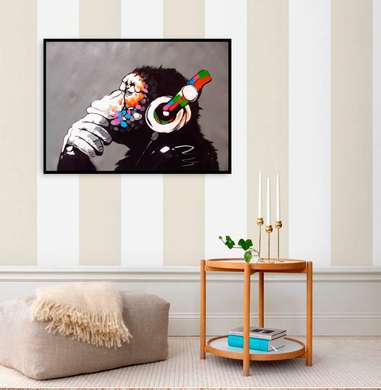 Poster, Maimuța cu casti pe fundalul negru, 90 x 60 см, Poster înrămat, Animale