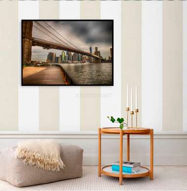 Poster - Plimbarea de-a lungul oceanului pe podul Brooklyn, 90 x 60 см, Poster înrămat, Orașe și Hărți