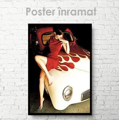 Poster - Lady în rochie roșie pe mașină vintage, 30 x 45 см, Panza pe cadru, Transport