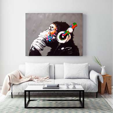 Poster, Maimuța cu casti pe fundalul negru, 90 x 60 см, Poster înrămat, Animale