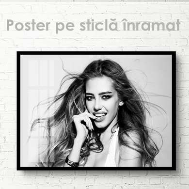 Poster - Fată elegantă, 90 x 60 см, Poster inramat pe sticla