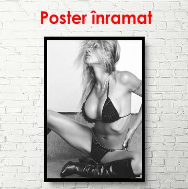 Постер - Модель в черном купальнике, 60 x 90 см, Постер в раме, Личности