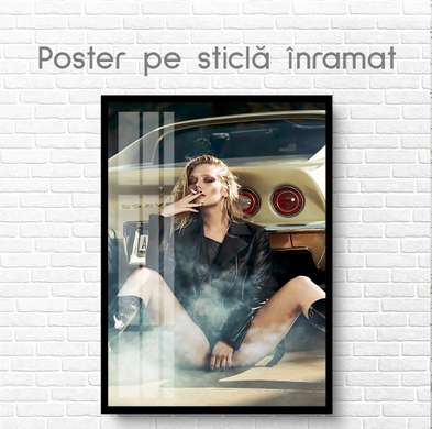 Poster - Fata lângă mașină, 60 x 90 см, Poster inramat pe sticla