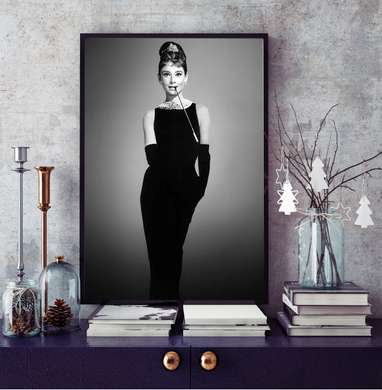 Poster - Odri Hăpbiorn într-o rochie neagră, 60 x 90 см, Poster înrămat, Persoane Celebre