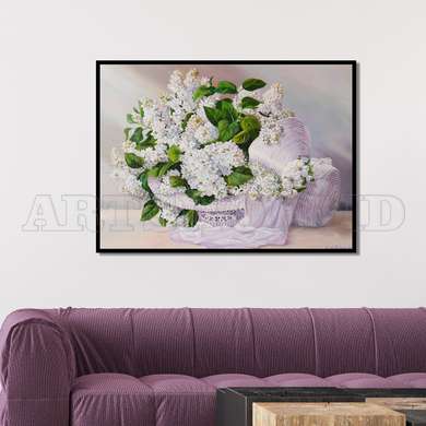 Постер - Белая корзинка с цветами на нежном розовом фоне, 90 x 60 см, Постер на Стекле в раме, Натюрморт
