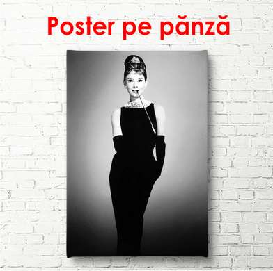 Poster - Odri Hăpbiorn într-o rochie neagră, 60 x 90 см, Poster înrămat, Persoane Celebre