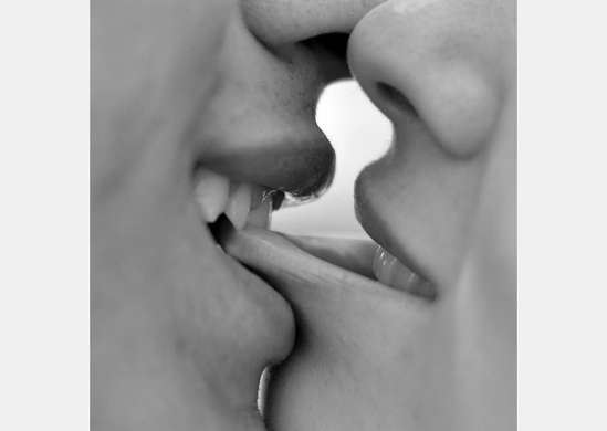 Fototapet - Sărutul alb-negru