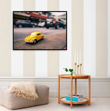 Постер - Маленький желтый автомобиль на фоне огромного города, 90 x 60 см, Постер в раме, Транспорт