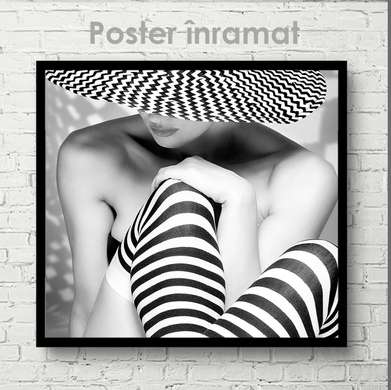 Poster - Fotografie alb-negru al doamnei în pălărie, 100 x 100 см, Poster inramat pe sticla