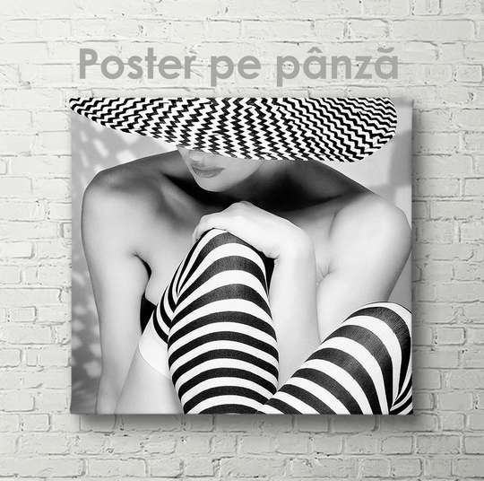 Постер - Черно-белый снимок даме в шляпе, 40 x 40 см, Холст на подрамнике, Ню