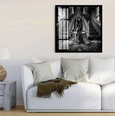 Poster - Doamna în casă veche, 100 x 100 см, Poster inramat pe sticla