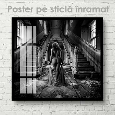 Poster - Doamna în casă veche, 100 x 100 см, Poster inramat pe sticla