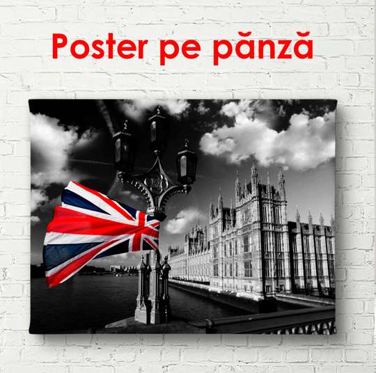 Постер - Британский флаг на фоне черно белого города, 90 x 60 см, Постер в раме
