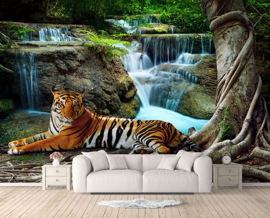 Fototapet, Tigrul se odihnește lângă cascadă