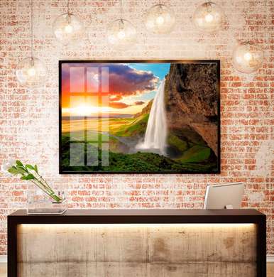 Poster - Cascada pe un fundal de munți și apusul de soare, 90 x 60 см, Poster înrămat, Natură