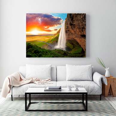 Poster - Cascada pe un fundal de munți și apusul de soare, 90 x 60 см, Poster înrămat, Natură