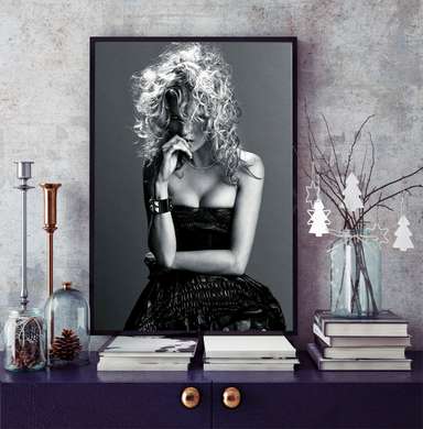 Постер - Модель в черном платье, 60 x 90 см, Постер в раме, Личности