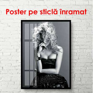 Poster - Model într-o rochie neagră, 60 x 90 см, Poster înrămat, Persoane Celebre
