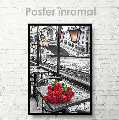 Poster - Trandafiri roșii în orașul alb-negru, 60 x 90 см, Poster inramat pe sticla