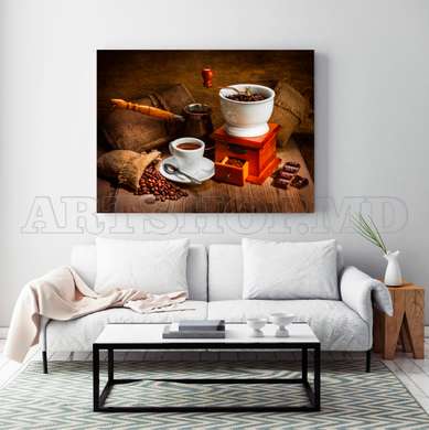 Poster - O ceașcă albă de cafea pe masă pe fundalul unei mașini de tocat cafea, 90 x 60 см, Poster inramat pe sticla, Alimente și Băuturi
