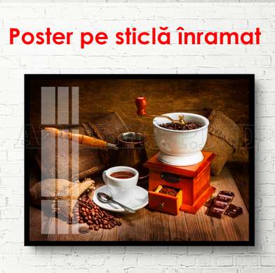Poster - O ceașcă albă de cafea pe masă pe fundalul unei mașini de tocat cafea, 90 x 60 см, Poster inramat pe sticla, Alimente și Băuturi
