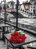 Постер - Красные розы в черно белом городе, 60 x 90 см, Постер на Стекле в раме, Города и Карты