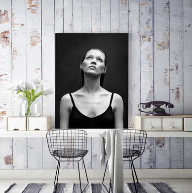 Poster - Portretul lui Kate Moss cu un tricou negru pe un fundal negru, 60 x 90 см, Poster înrămat, Persoane Celebre