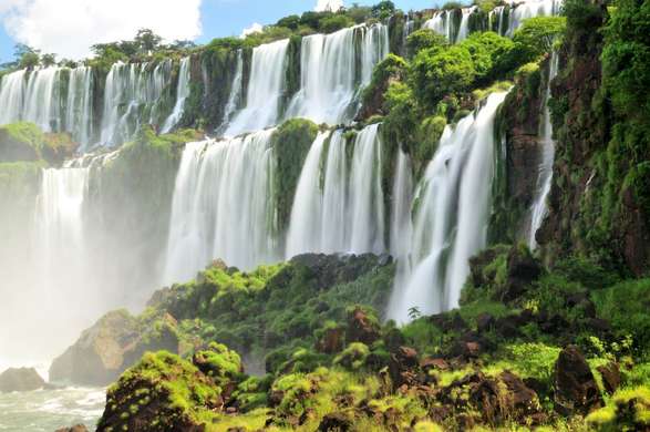 Фотообои - Красивый водопад на фоне зеленых холмов