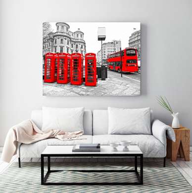 Постер - Красные телефонные будки и красный автобус на фоне города, 90 x 60 см, Постер в раме, Черно Белые