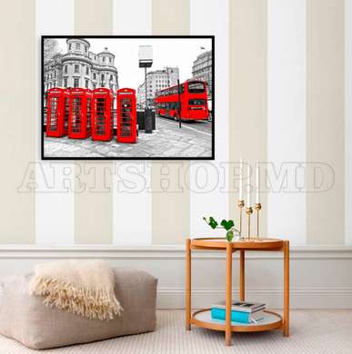 Poster - Cabine de telefon roșii și un autobuz roșu pe un fundal al orașului, 90 x 60 см, Poster inramat pe sticla, Alb Negru