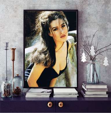 Poster - Monica Bellucci într-o rochie neagră, 60 x 90 см, Poster înrămat, Persoane Celebre