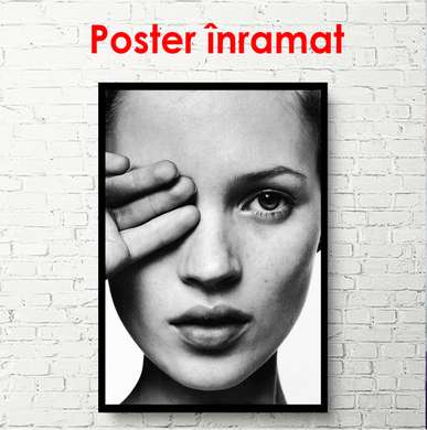 Постер - Кейт Мосс прикрыла глаз рукой, 60 x 90 см, Постер в раме, Личности