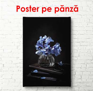 Poster - Vaza cu flori albastre pe un fundal întunecat, 30 x 60 см, Panza pe cadru, Botanică