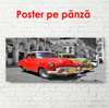 Poster - Mașină vintage multicoloră într-o curte gri, 90 x 45 см, Poster înrămat, Transport