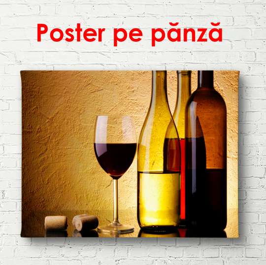 Постер - Бокал и бутылки вина на желтом фоне, 90 x 60 см, Постер в раме, Еда и Напитки