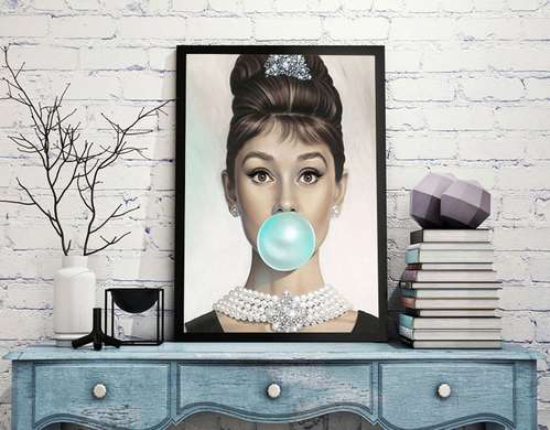Tablou înramat - Audrey Hepburn cu gumă de mestecat, 50 x 75 см